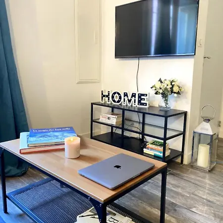 Beautiful Mezzanine Studio- Center