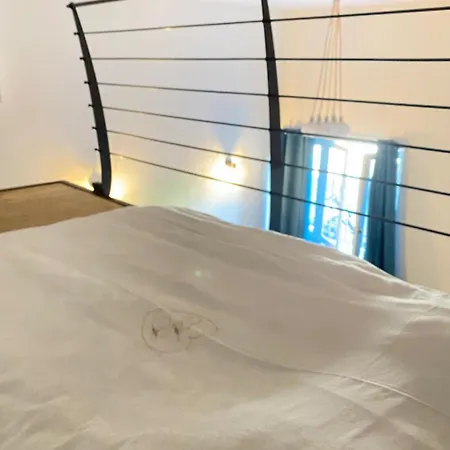Beautiful Mezzanine Studio- Center 아파트