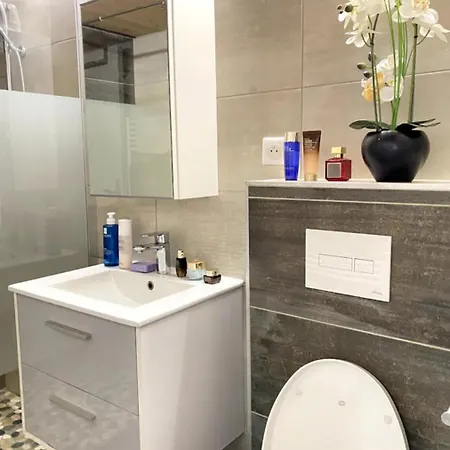 아파트 Beautiful Mezzanine Studio- Center *